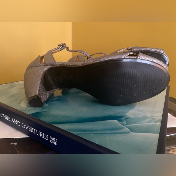 Vintage style Silver Heels - Picture 5 of 5